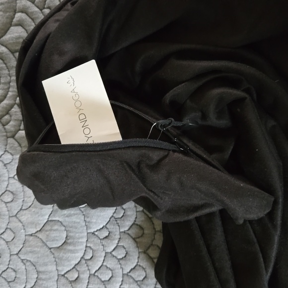 Beyond Yoga pocket infinity scarf, new with tags - Picture 2 of 4